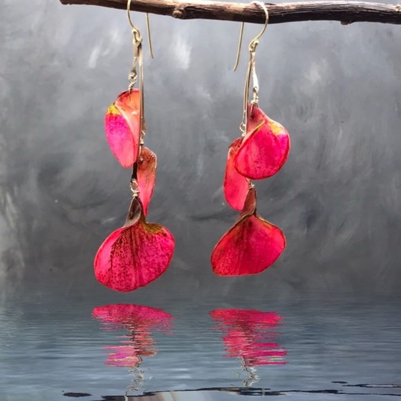 Matana Orchid leaves earrings in Cranberry pink - Picture 7 of 8